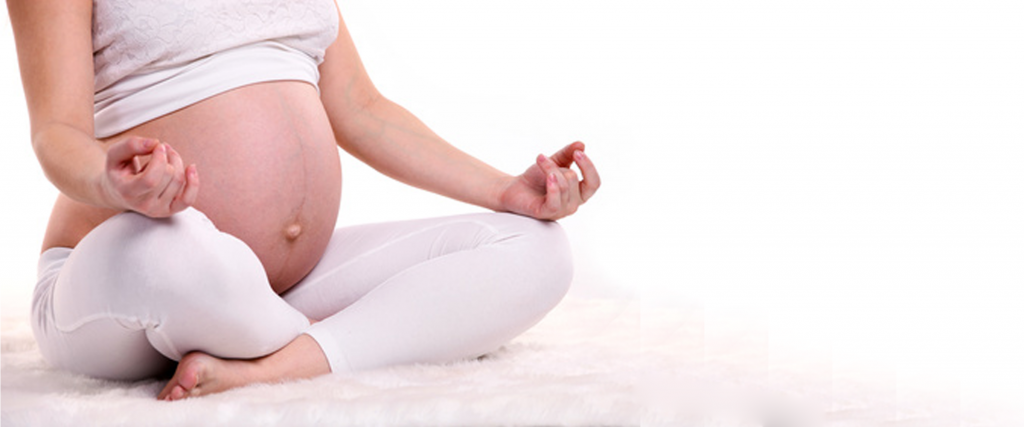 femme-enceinte-méditation-2400x1000